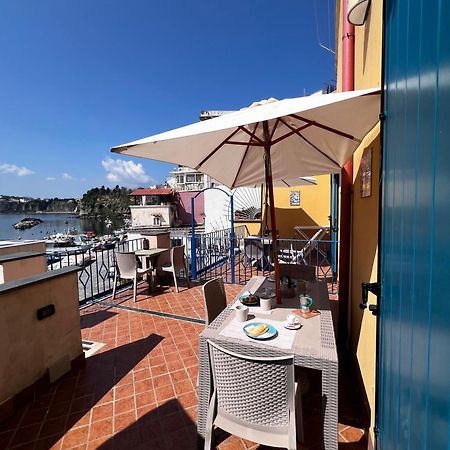 De Lamartine A Marina Di Corricella Procida Kültér fotó
